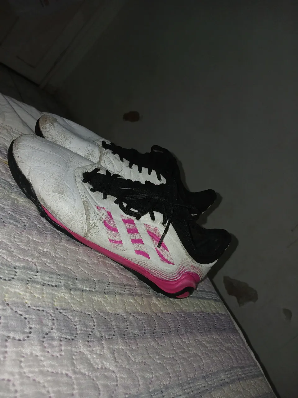 Chuteira Adidas Branco e Rosa