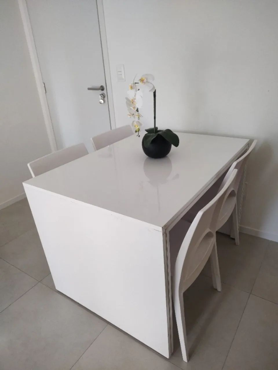 Mesa com 4 cadeiras 