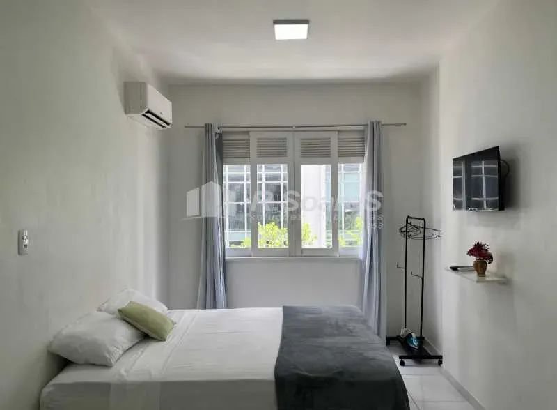 Kitnet com vista lateral para a praia de Botafogo e Pão de Açúcar.