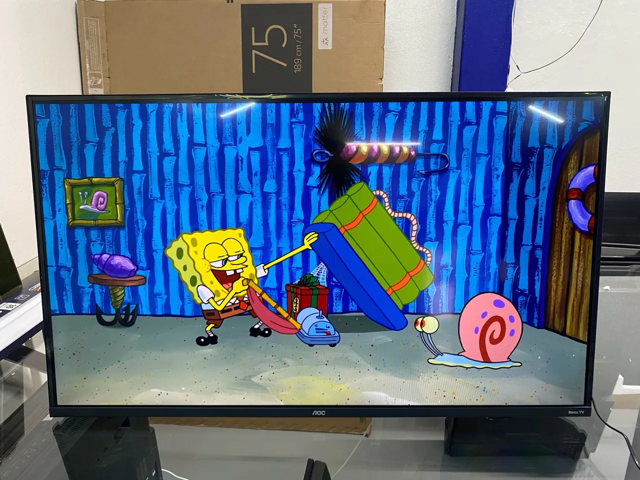 Tv Aoc Roku smart 43 polegadas (tela adaptada e riscadinho na película)