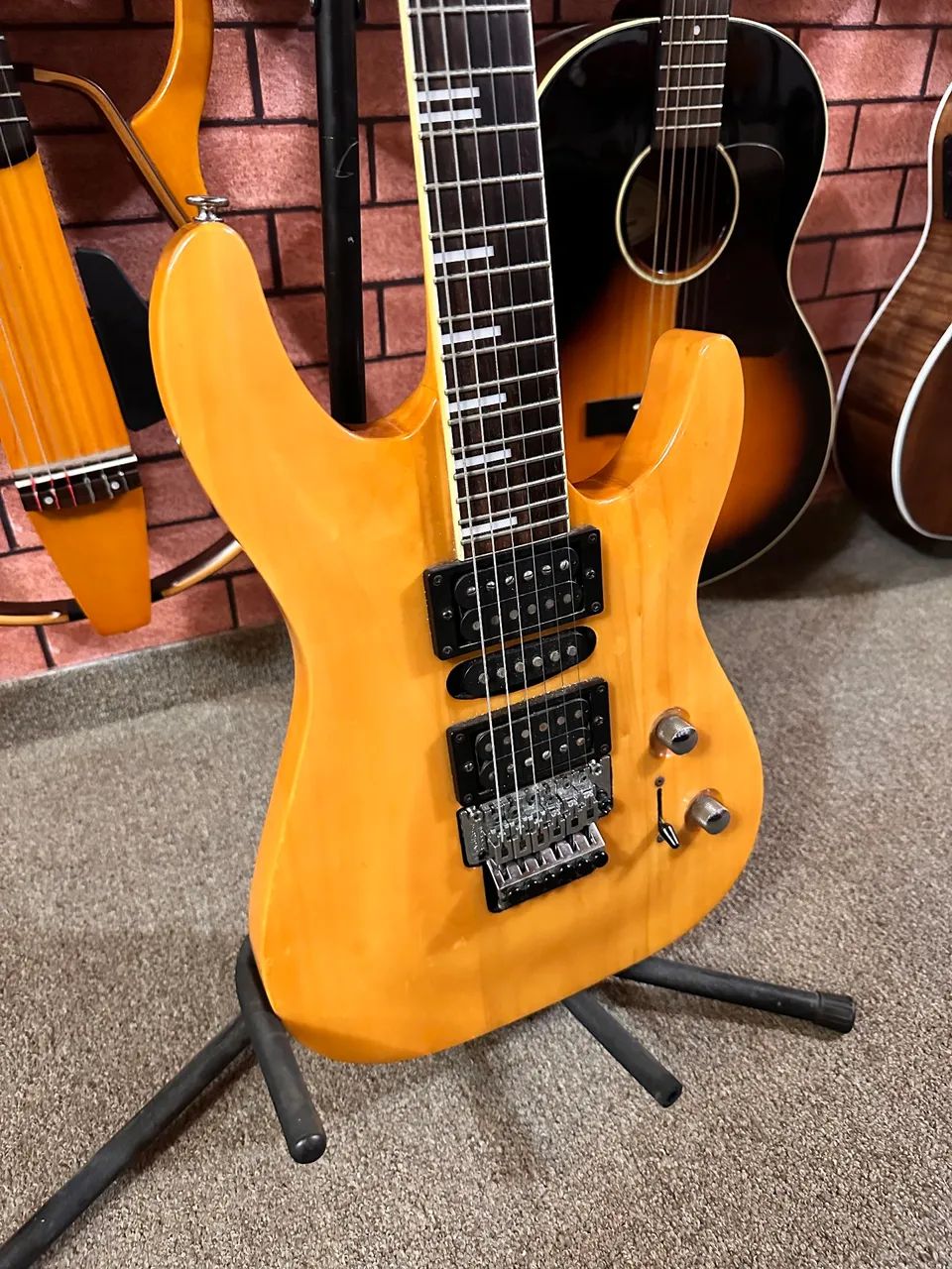 Guitarra Hurricane Superstrato regulada ANALISO TROCAS - Foto 5