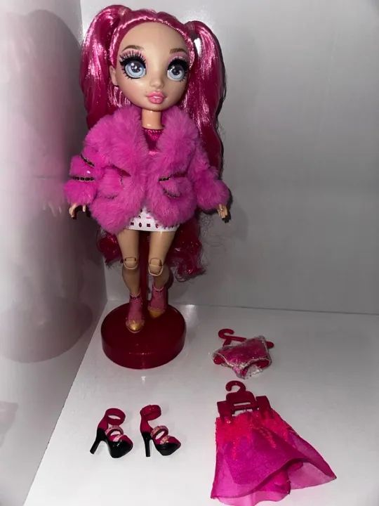 Boneca Rainbow High Stella serie 2 