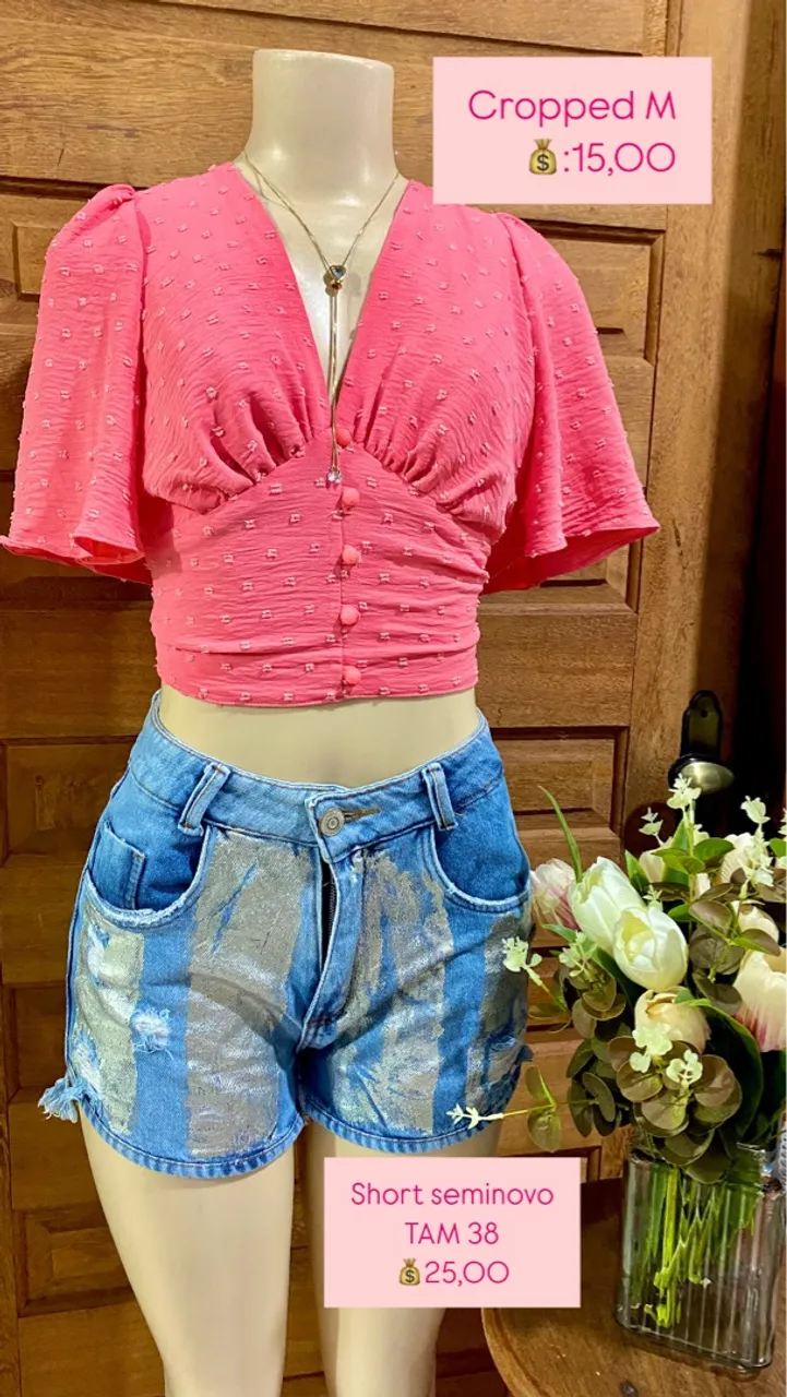 Blusa Cropped e Short Jeans com Detalhes Prateados