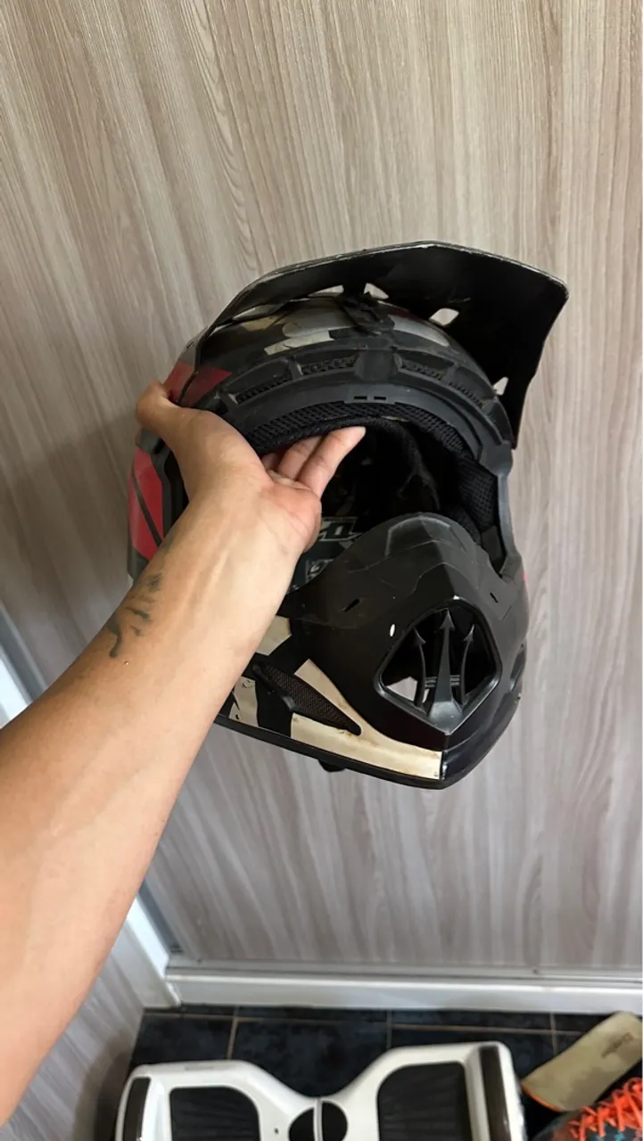 Capacete de Motocross - Preto e Vermelho