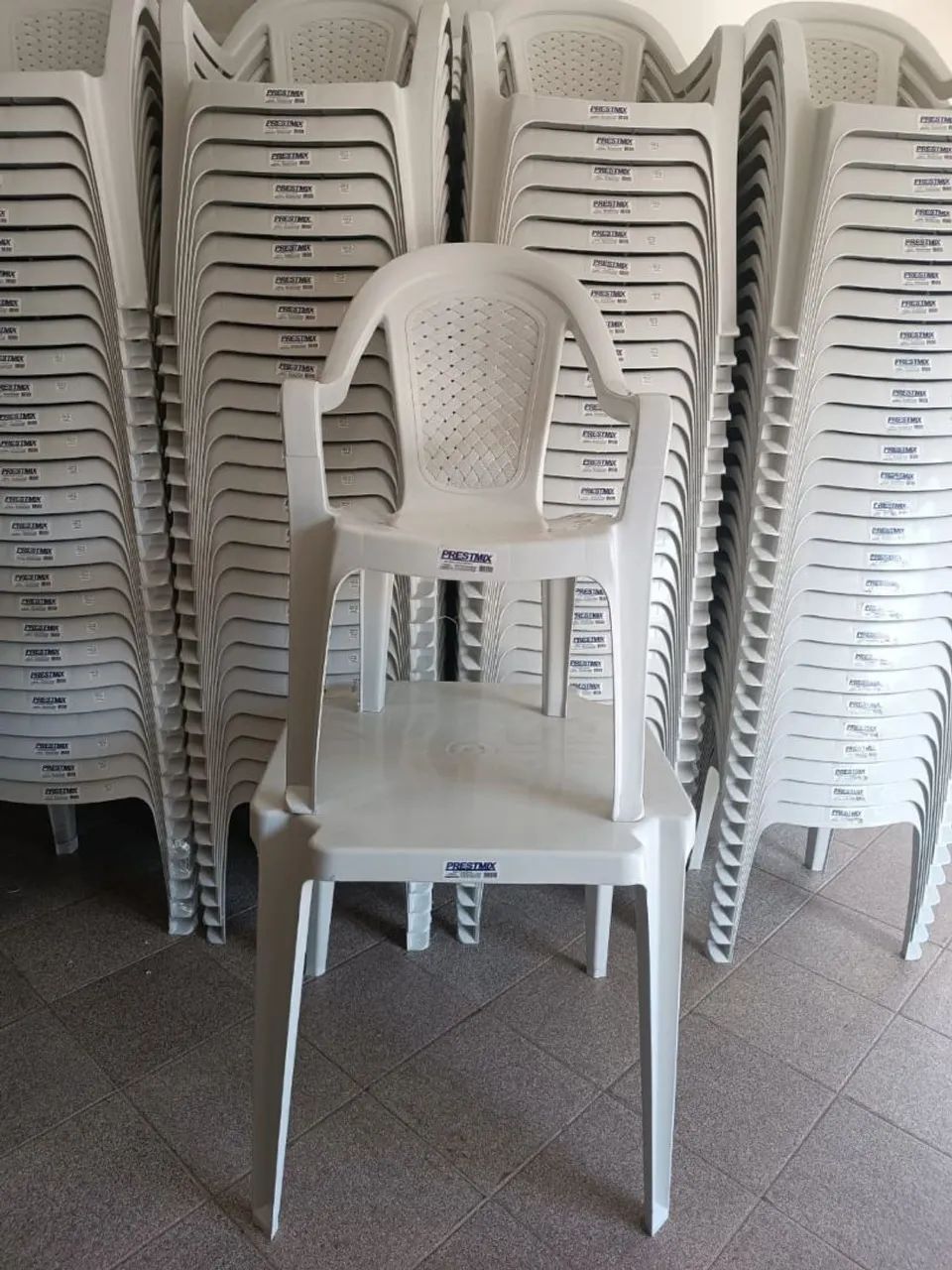 Cadeiras e Mesas novas conjunto de poltronas Novas.