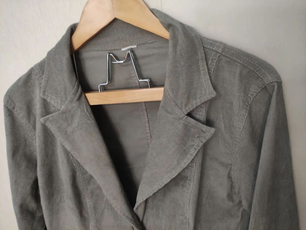 Blazer de Veludo Cotelê Cinza Elegante - Foto 2