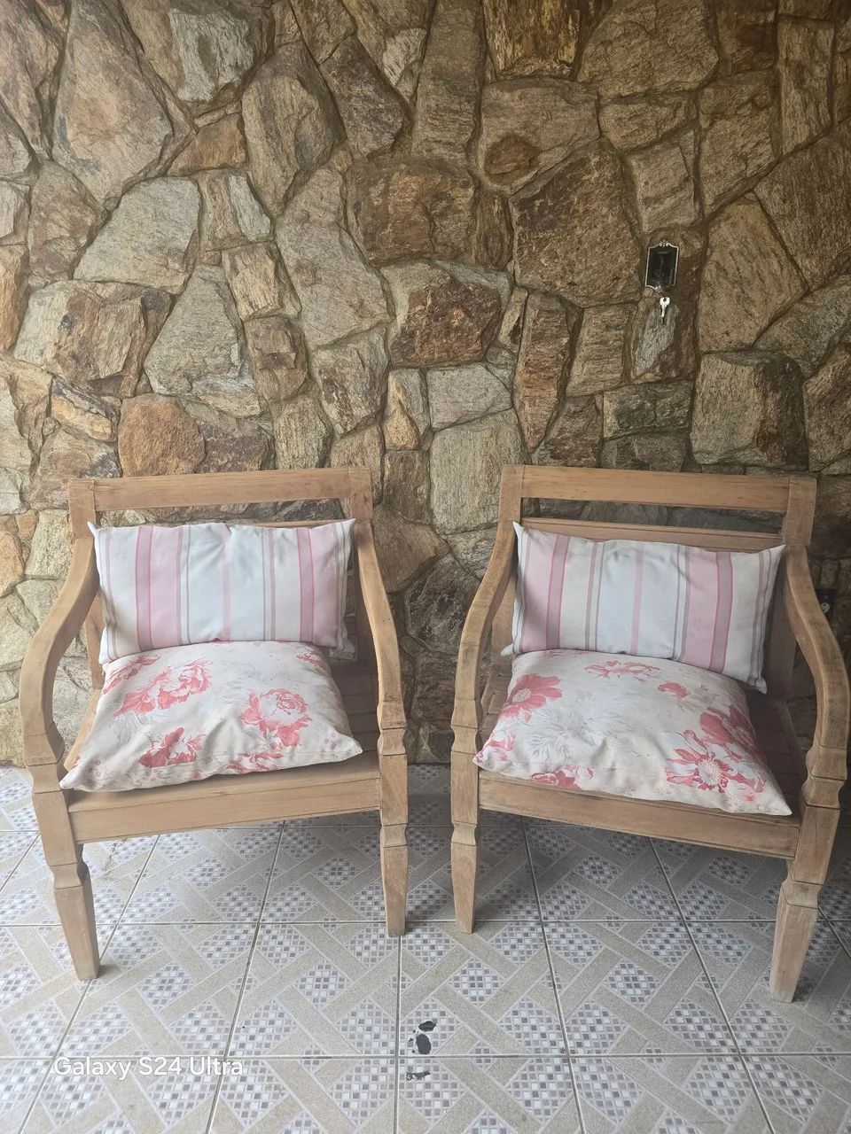 2 Poltronas de Madeira maciça peroba rosa com Almofadas