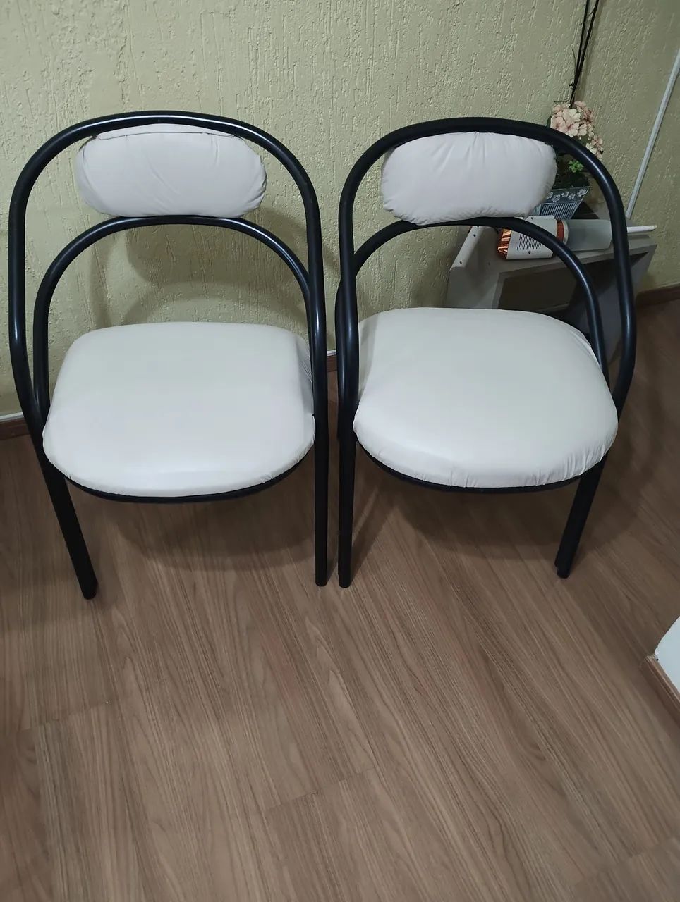 Vendo duas ótimas cadeiras estofadas, estrutura de ferro preto!
