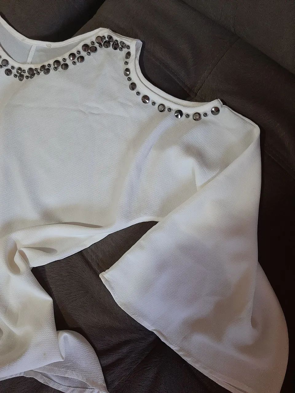 Blusa branca com detalhes em metal - Foto 3
