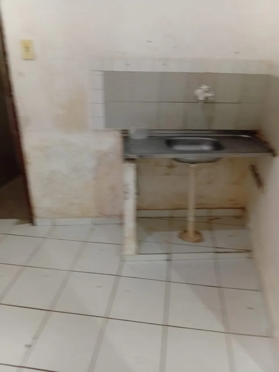 ALUGA CASA POR 300 NÃO PAGA NEM ÁGUA NEM LUZ
