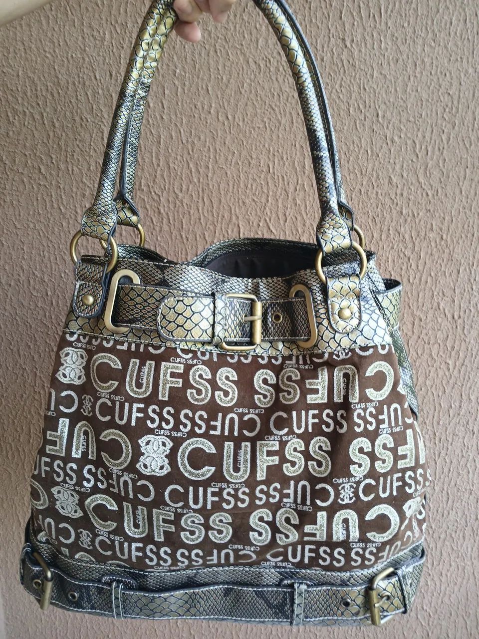 Bolsa de ombro com detalhes dourados