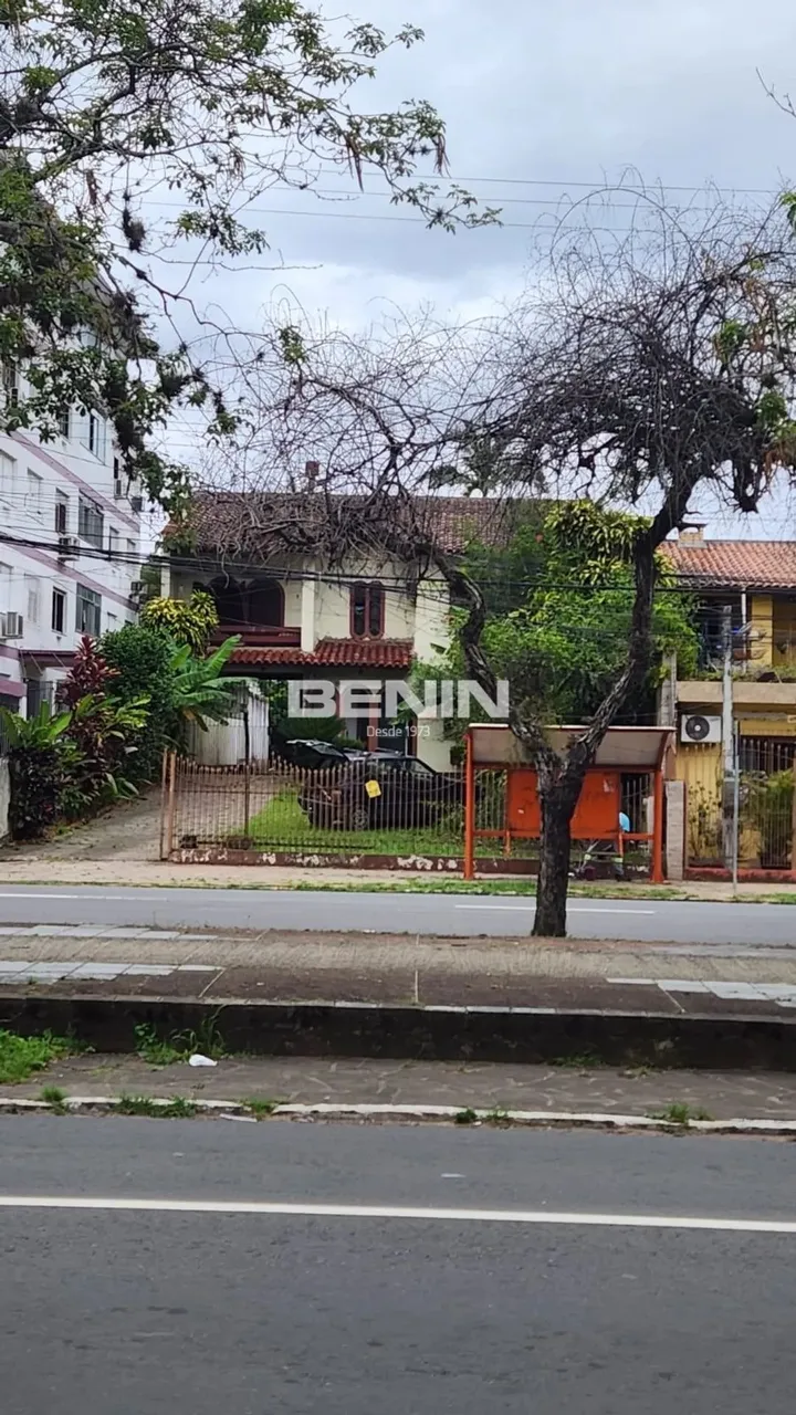 Venda de Sobrado em Canoas-RS, bairro Centro e 210m² Área Terreno Venda de Sobrado em Cano
