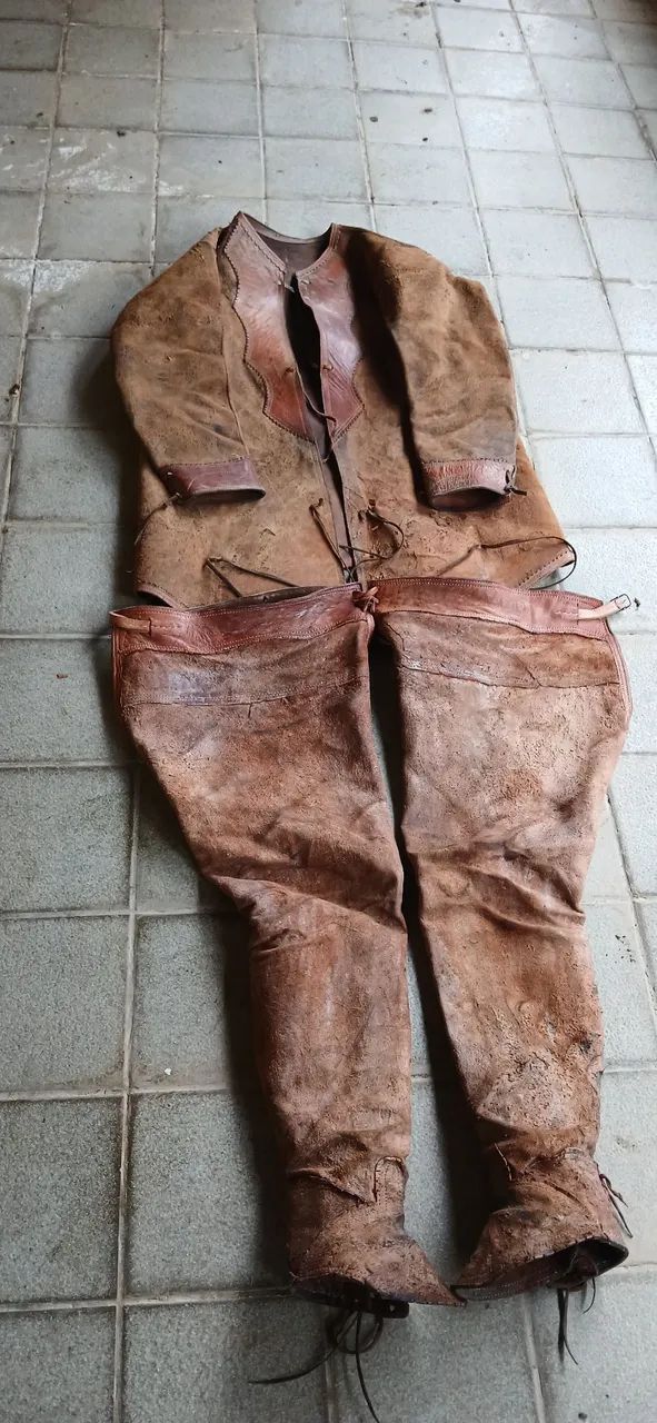 Roupa de couro pra vaqueiro (gibão e perneira) ótimo estado,pouco tempo de uso - Foto 2