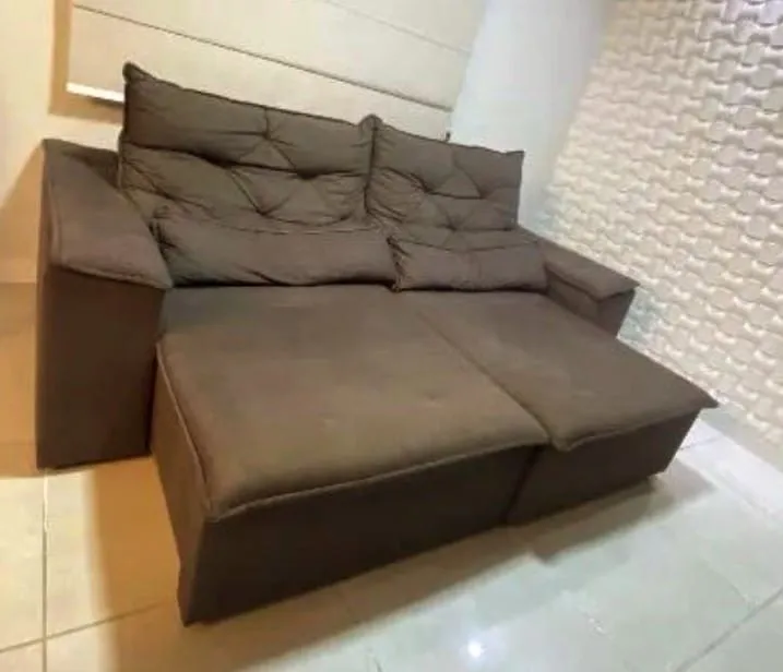 Sofá retrátil em tecido marrom