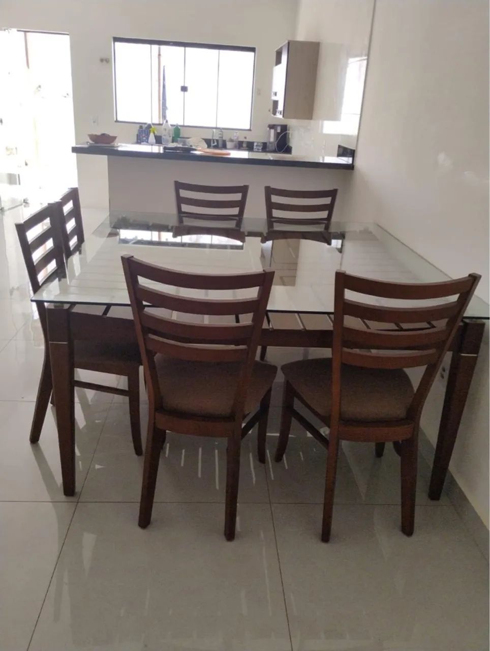 Mesa de jantar com tampo de vidro e cadeiras - Foto 3