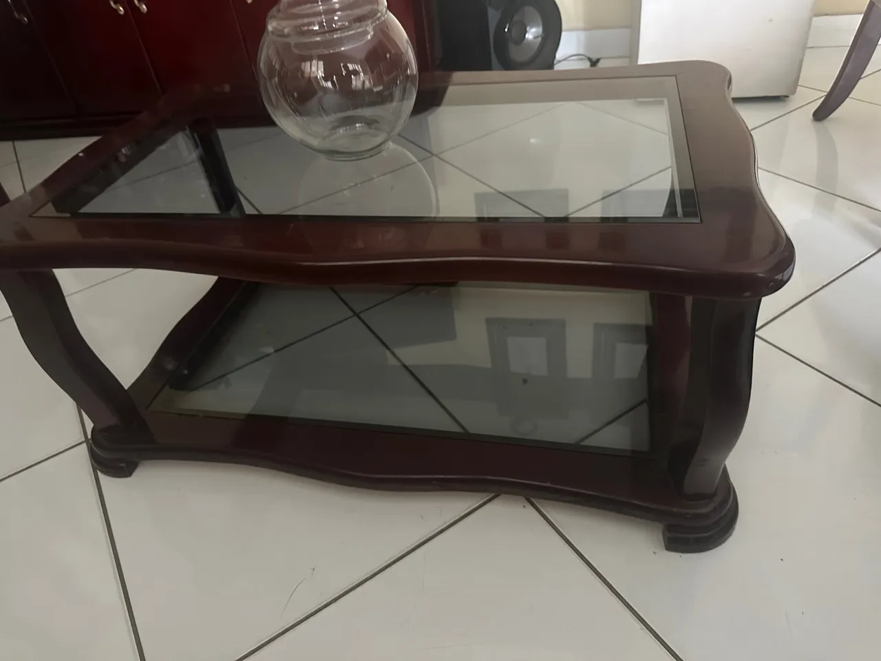 Mesa de centro de madeira com tampo de vidro