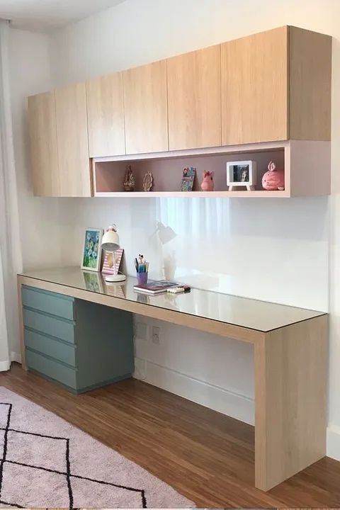 Mesa de escritório com gaveteiro e prateleiras