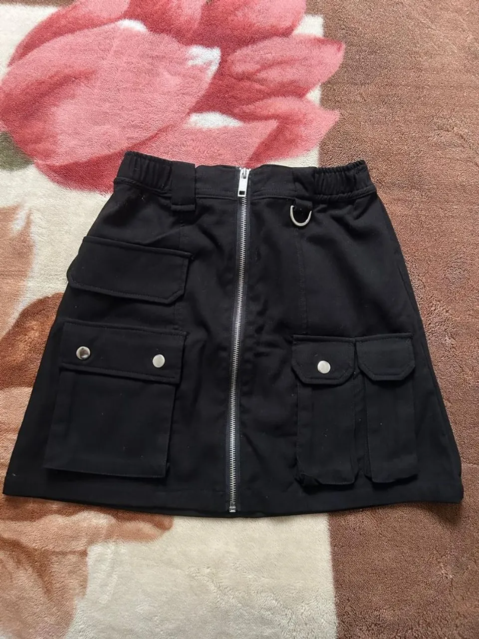 Saia preta com bolsos