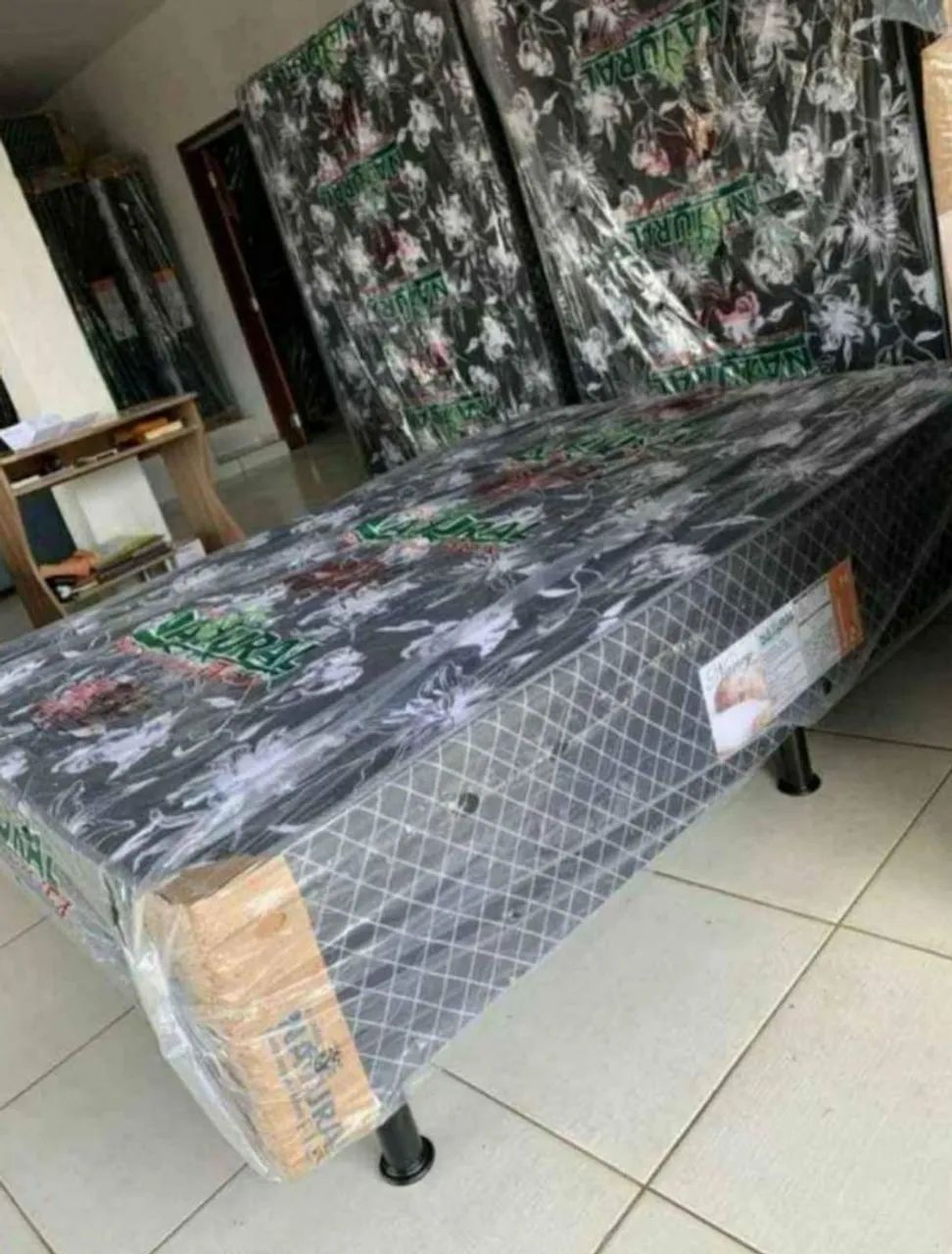 Cama Box de casal com excelente estrutura 5 cm de espuma 