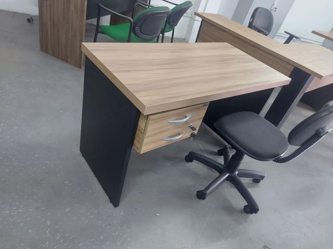MESA ESCRITORIO ALTA QUALIDADE 1.20X60 2 FAV TAMPO 40MM AVISTA R$ 800.00 ZAP *
