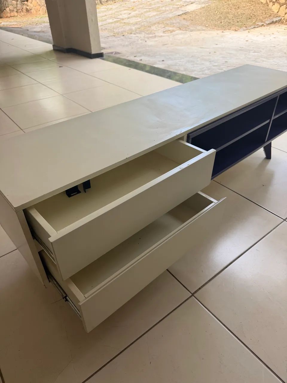 rack para TV com 2 gavetas e nichos - Foto 4