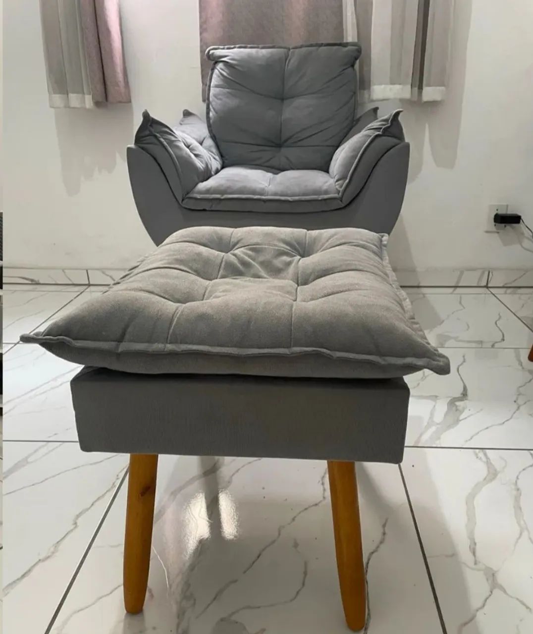 Sofá Opala de 3 lugares Cinza Claro  - Foto 3