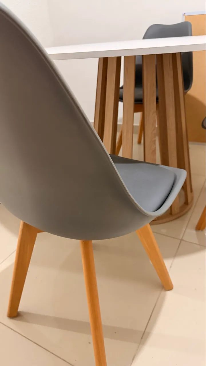 Mesa com 4 cadeiras 