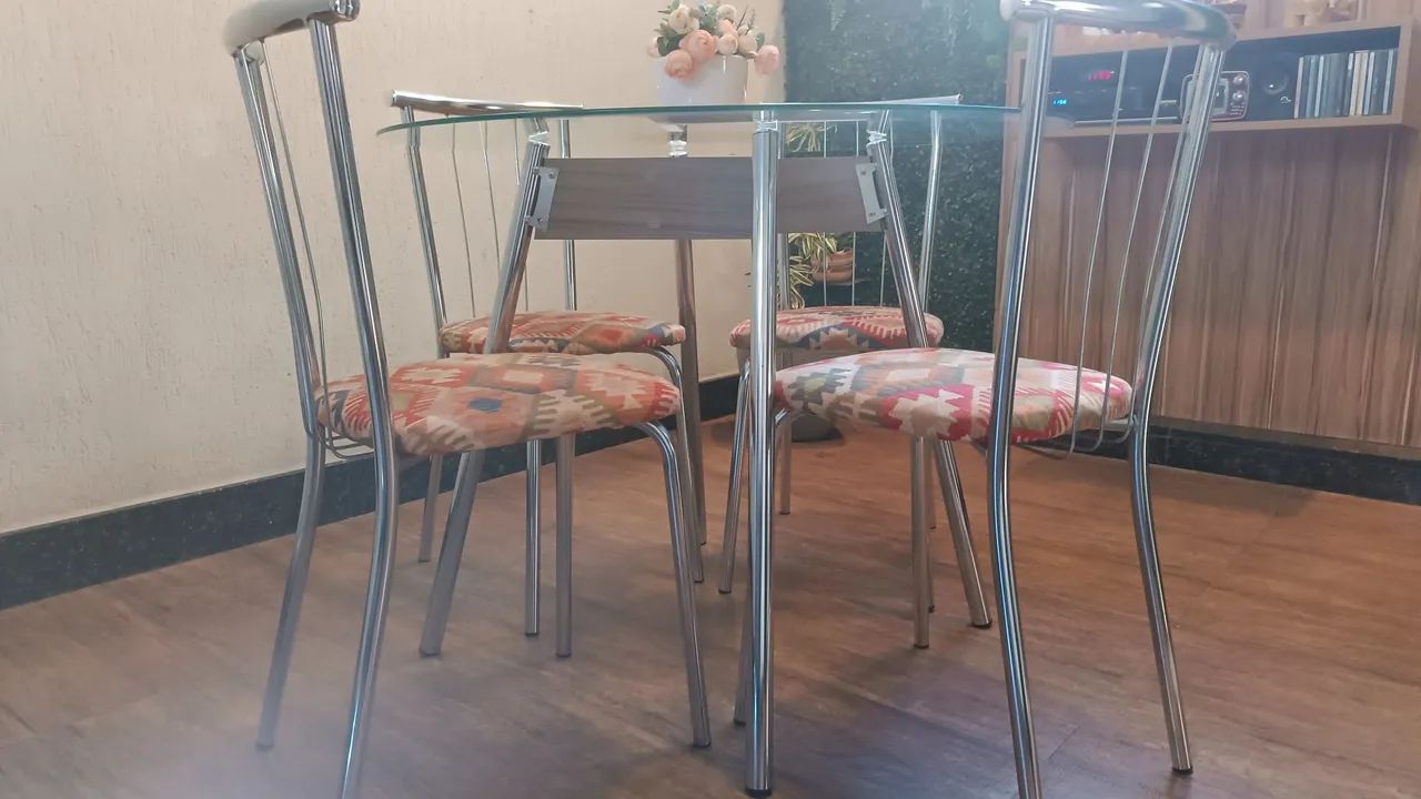 MESA COM TAMPA DE VIDRO E QUATRO CADEIRAS  - Foto 5