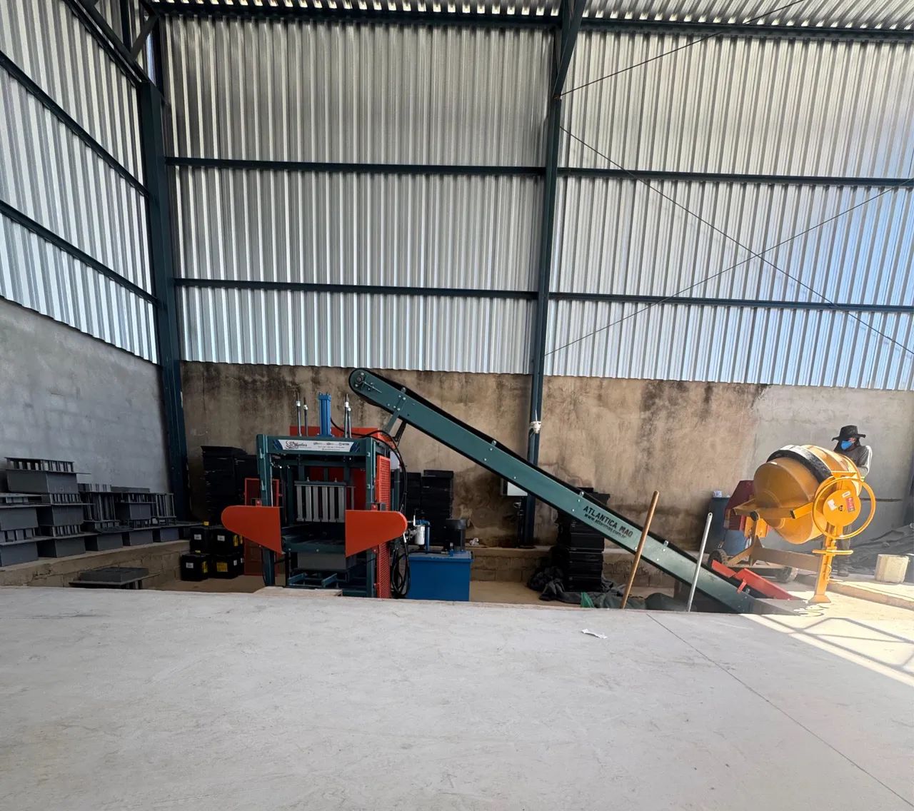 Máquina de Blocos de Concreto  Atlântica 432 Halt Hidráulica 3T