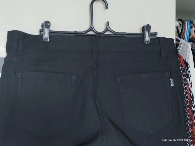 calça plus size jeans preta tamanho 52 - Foto 4