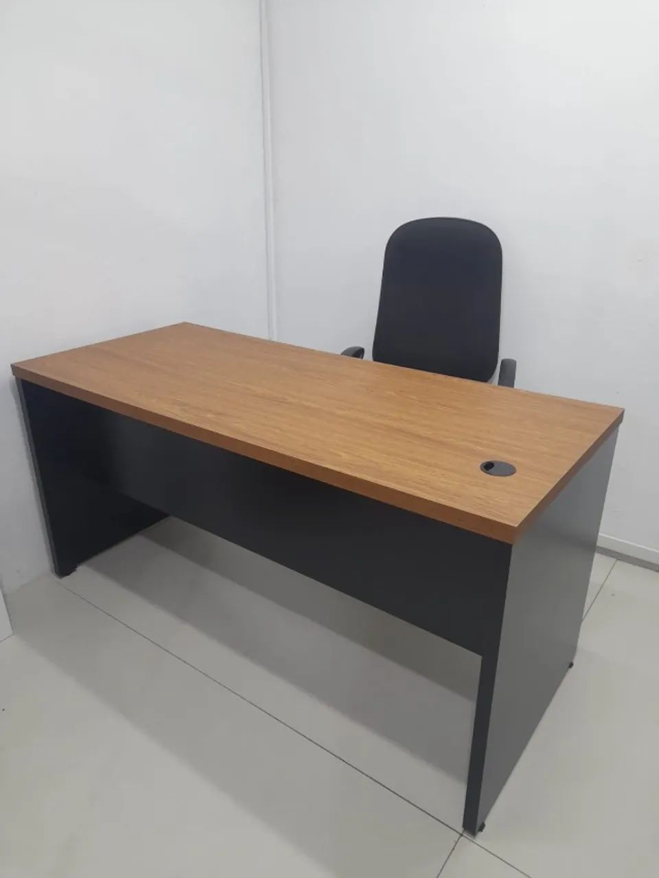 Mesa de escritório nova