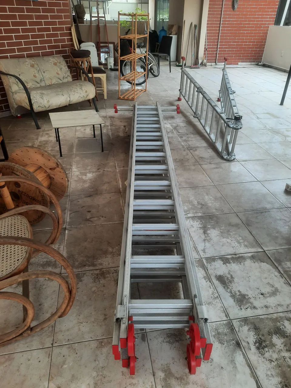 ESCADA EXTENSIVA 3 POSIÇÕES  2 X13 = 26 DEGRAUS  CAPACIDADE 150 KILOS ALCANÇA 6,90 METROS 