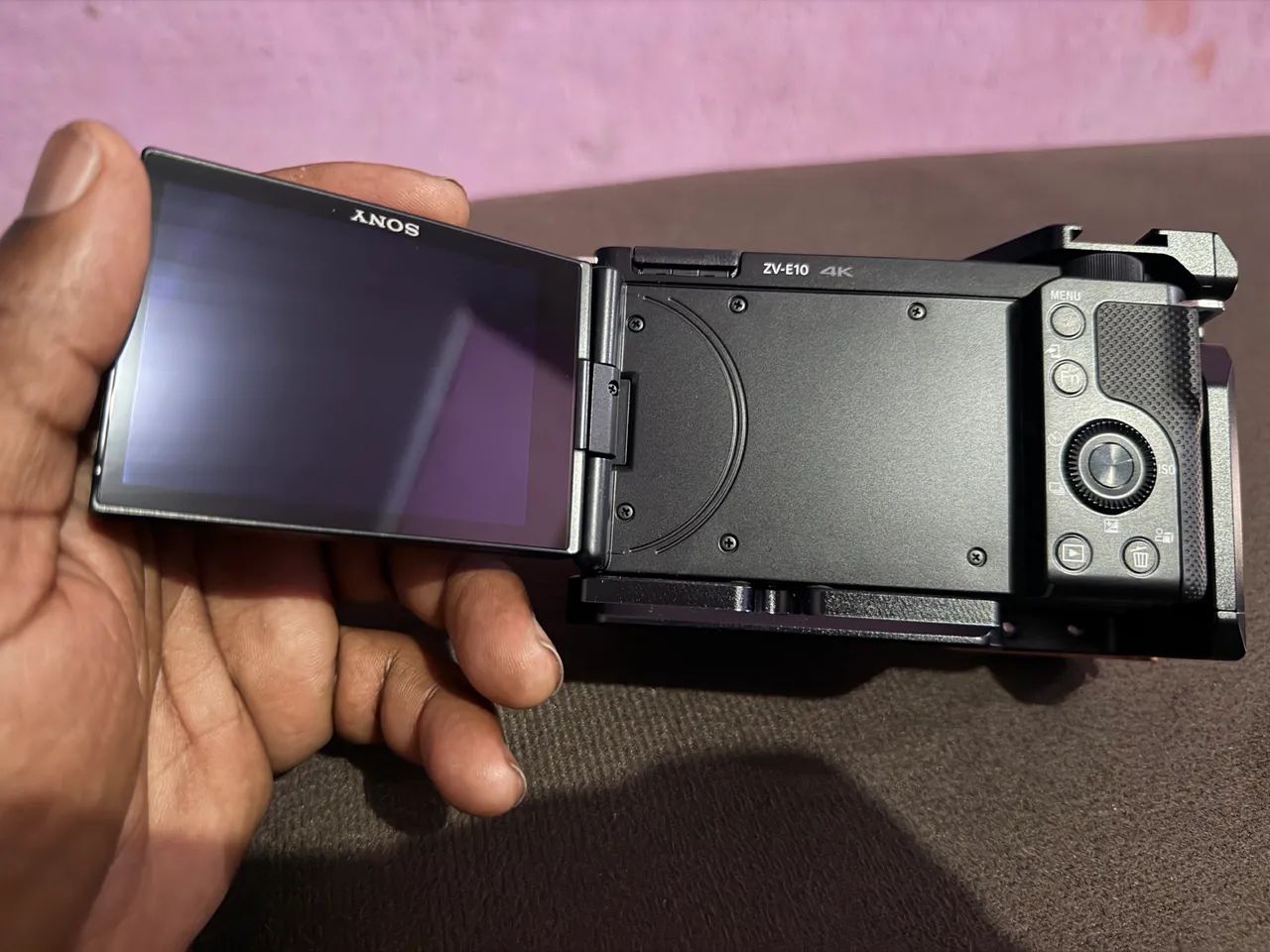 Sony ZVE10 + Lente 16-50mm + cage + brindes - Foto 3