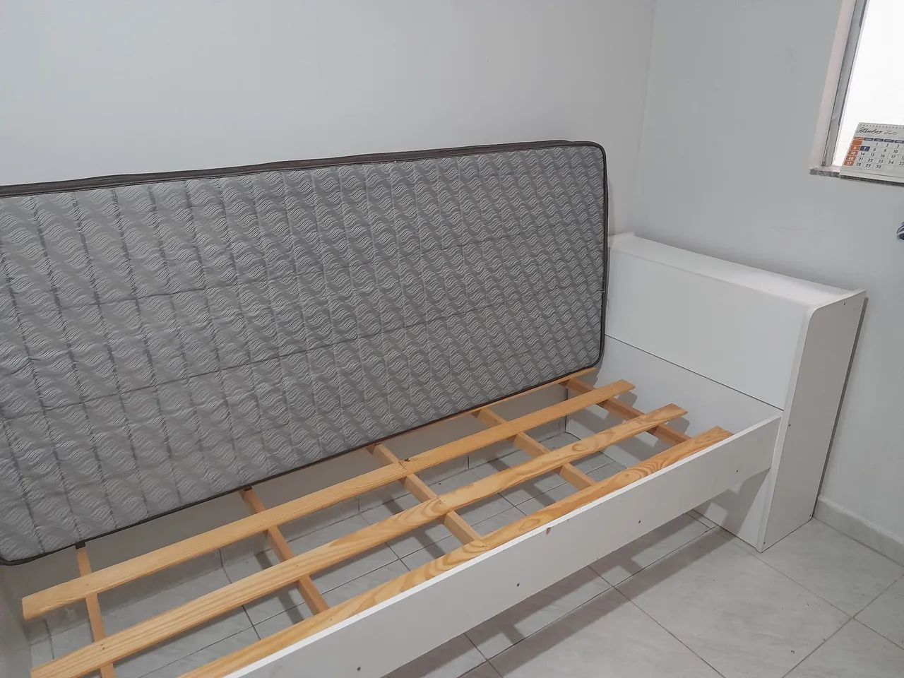 VENDO CAMA COM BAÚ E COLCHÃO DE SOLTEIRO,  SEMI NOVA  * WHATSAPP. SÉRGIO  - Foto 2