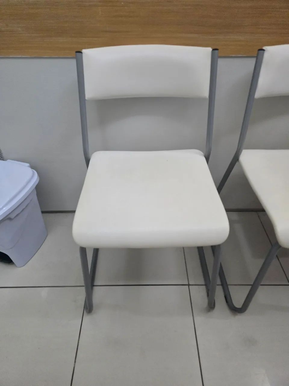 Cadeira em courino branco - Foto 4