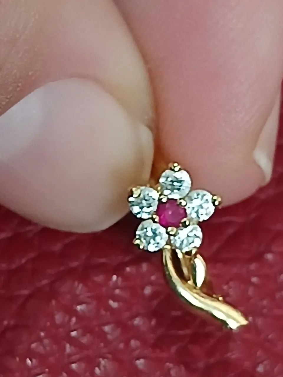 Piercing  flor com rubi ouro 18k 750 0,7g - Foto 2