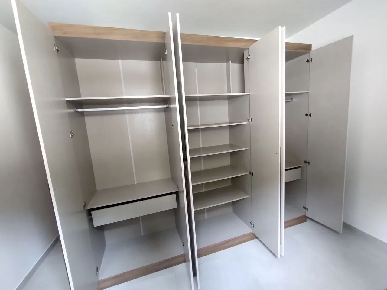 Roupeiro semi novo grande entrega e montagem  - Foto 4