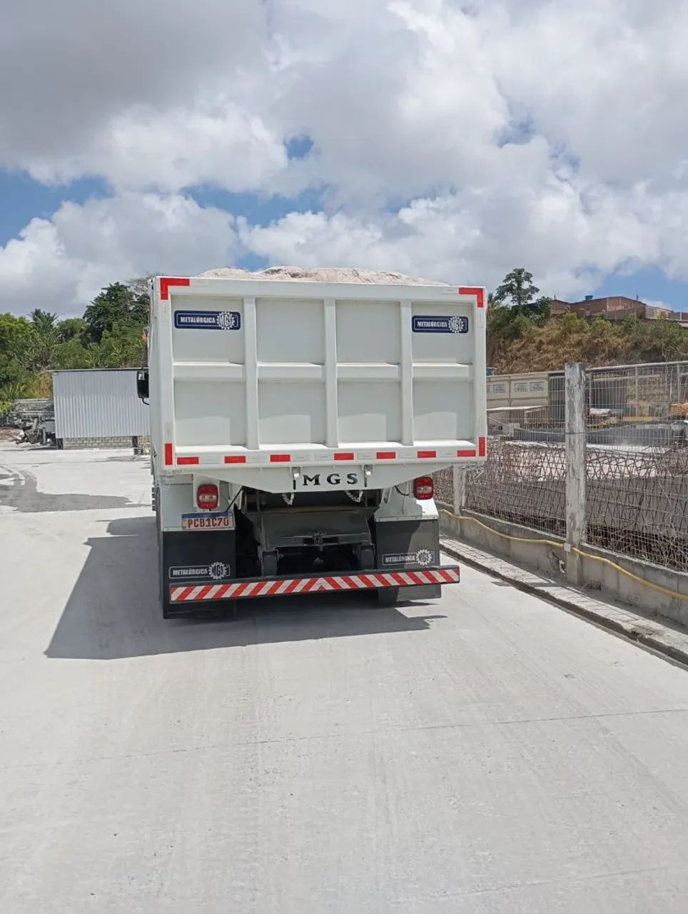 Vendo caçamba 6x4 26420  - Foto 2