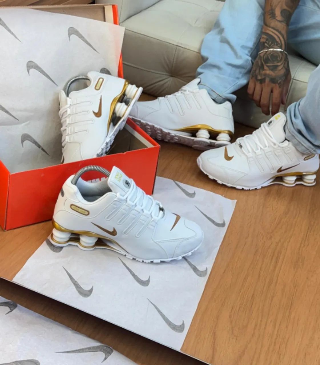 Tênis Nike Shox 4 Molas Branco C/Dourado Premium Masculino - Foto 2