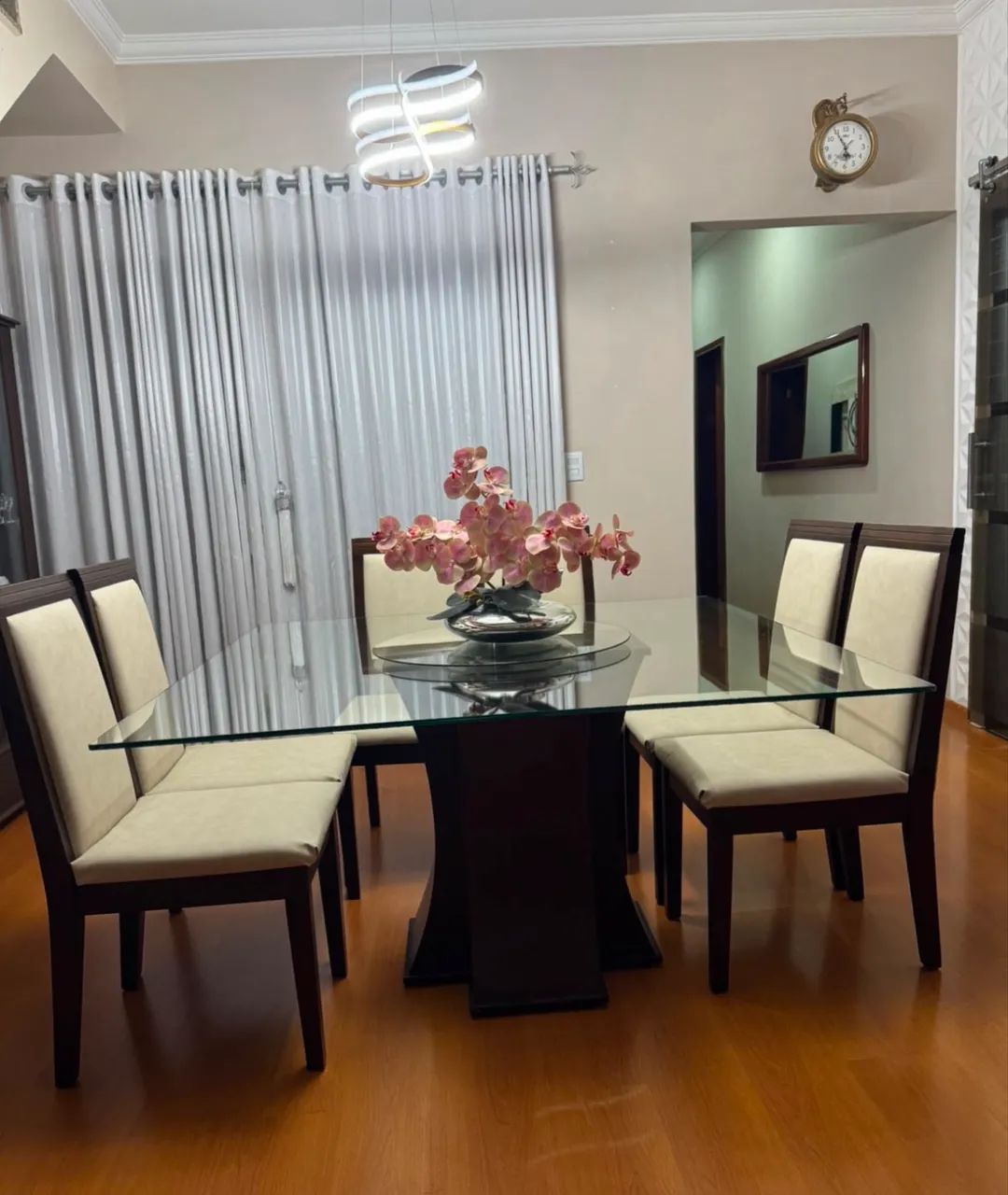 Mesa quadrada com 8 cadeiras  - Foto 2