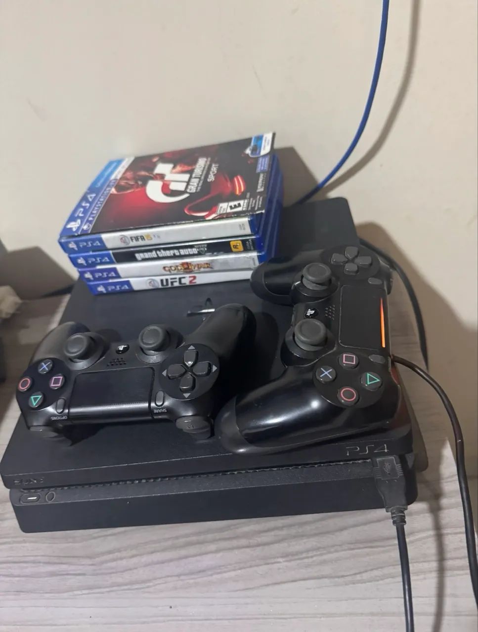 PlayStation 4 Slim 1TB com 2 Controles e 5 Jogos