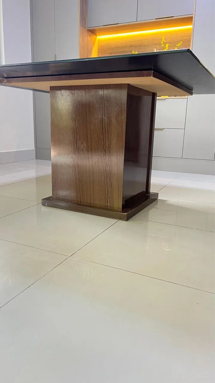 Mesa de vidro com base de madeira  - Foto 3