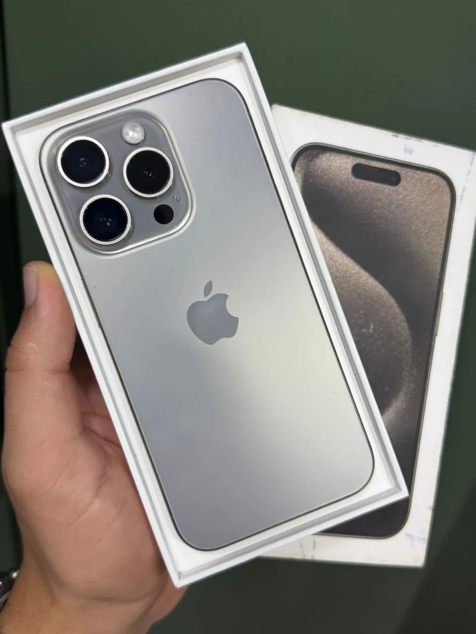 iPhone 15 pro Max natural,todo original e completo - Celulares e