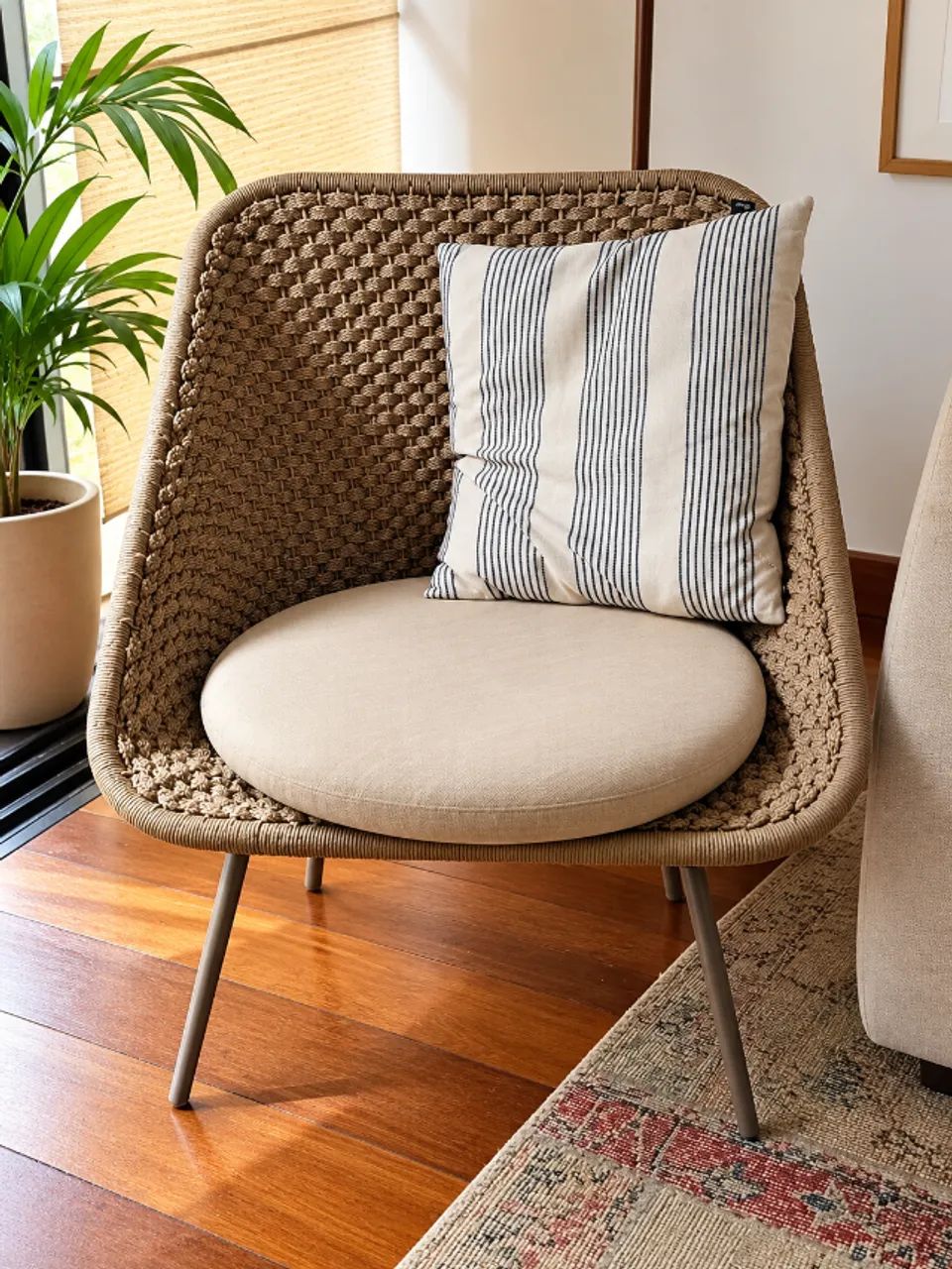 Poltrona decorativa em fibra trançada