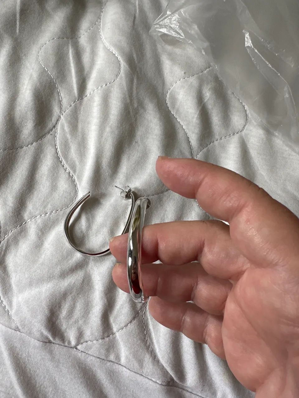 Brincos prateado forma de  gota  - Foto 2