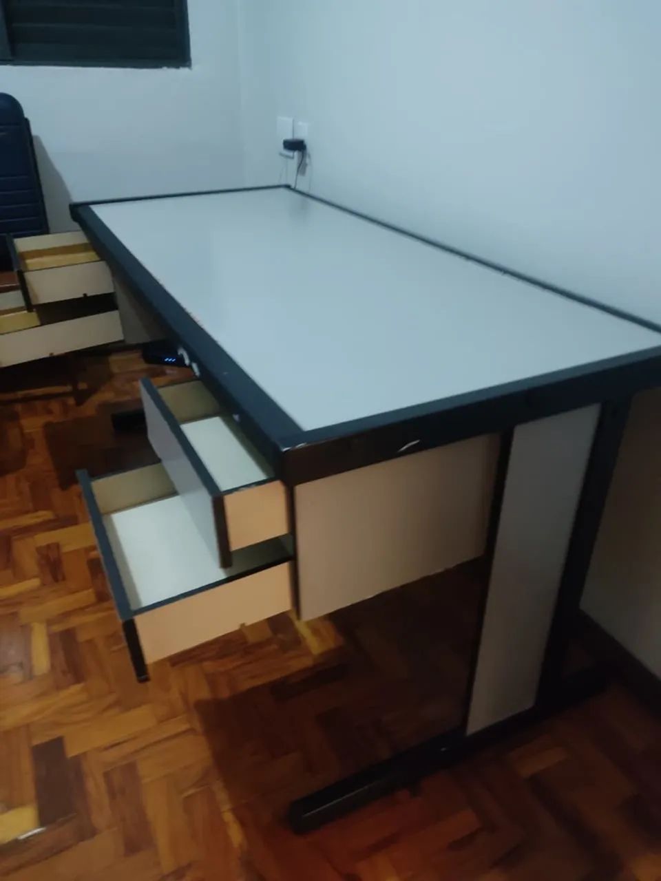 VENDO MESA DE ESCRITÓRIO COM 4 GAVETAS