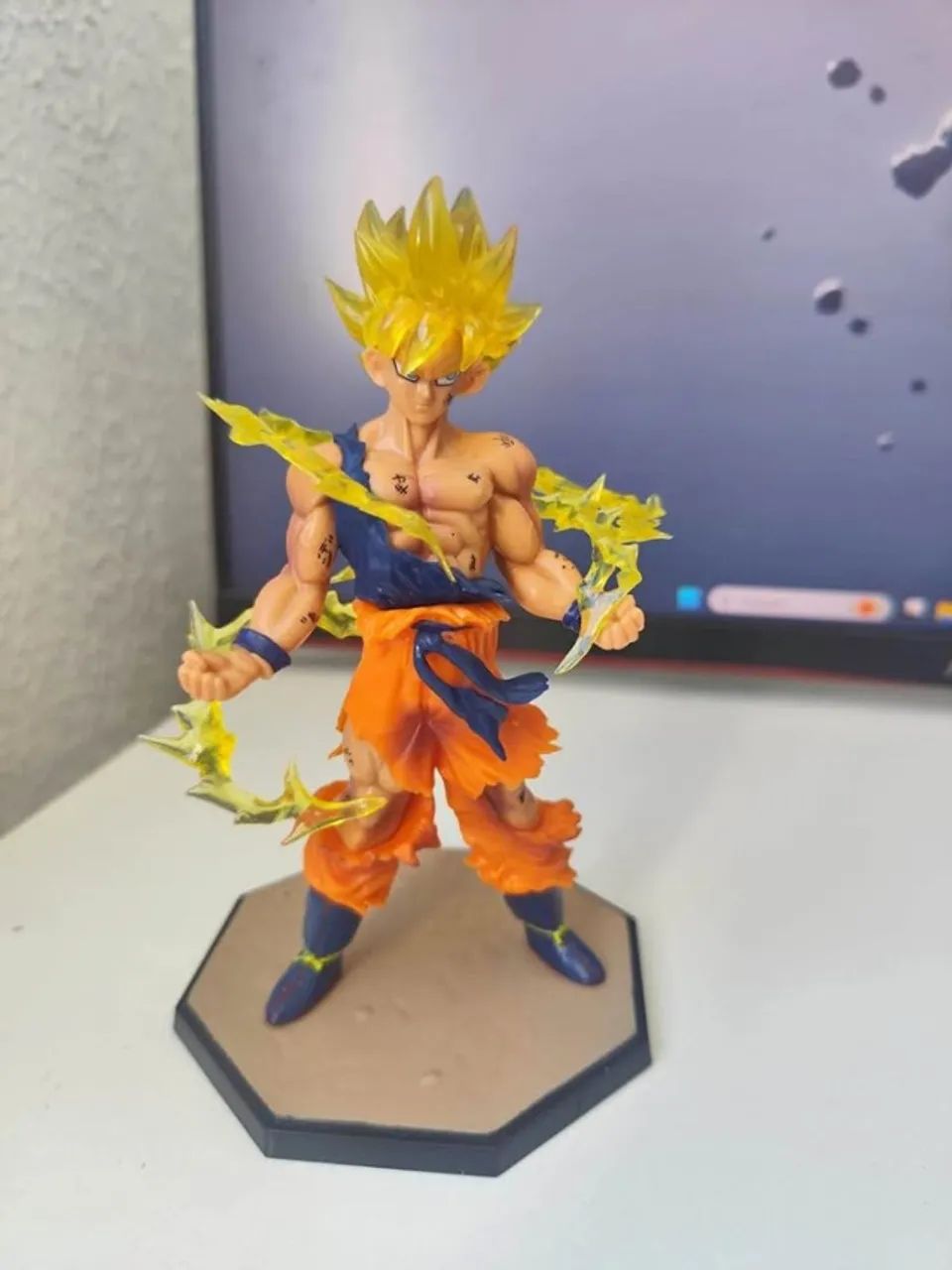 GOKU SUPER SAIYAJIN - FIGURA DE COLEÇÃO 