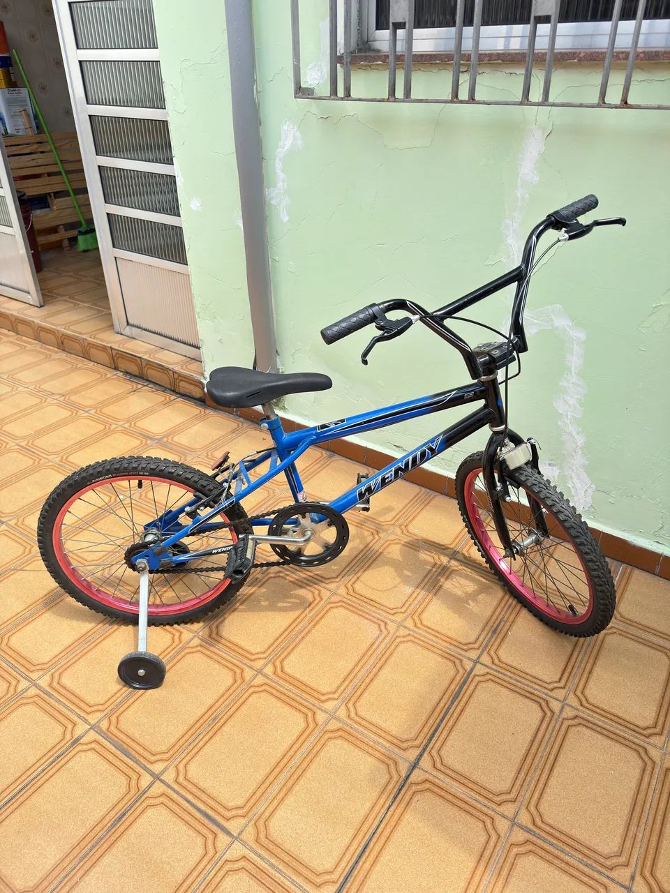 Bicicleta Wendy aro 20 com aro em alumínio e rodinhas  - Foto 5