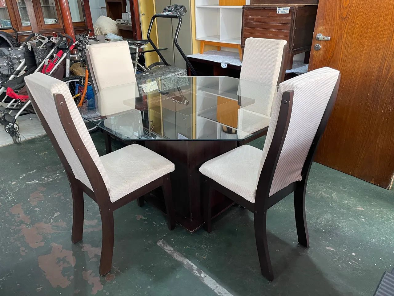 Mesa de Jantar com Tampo de Vidro e 4 Cadeiras  - Foto 4