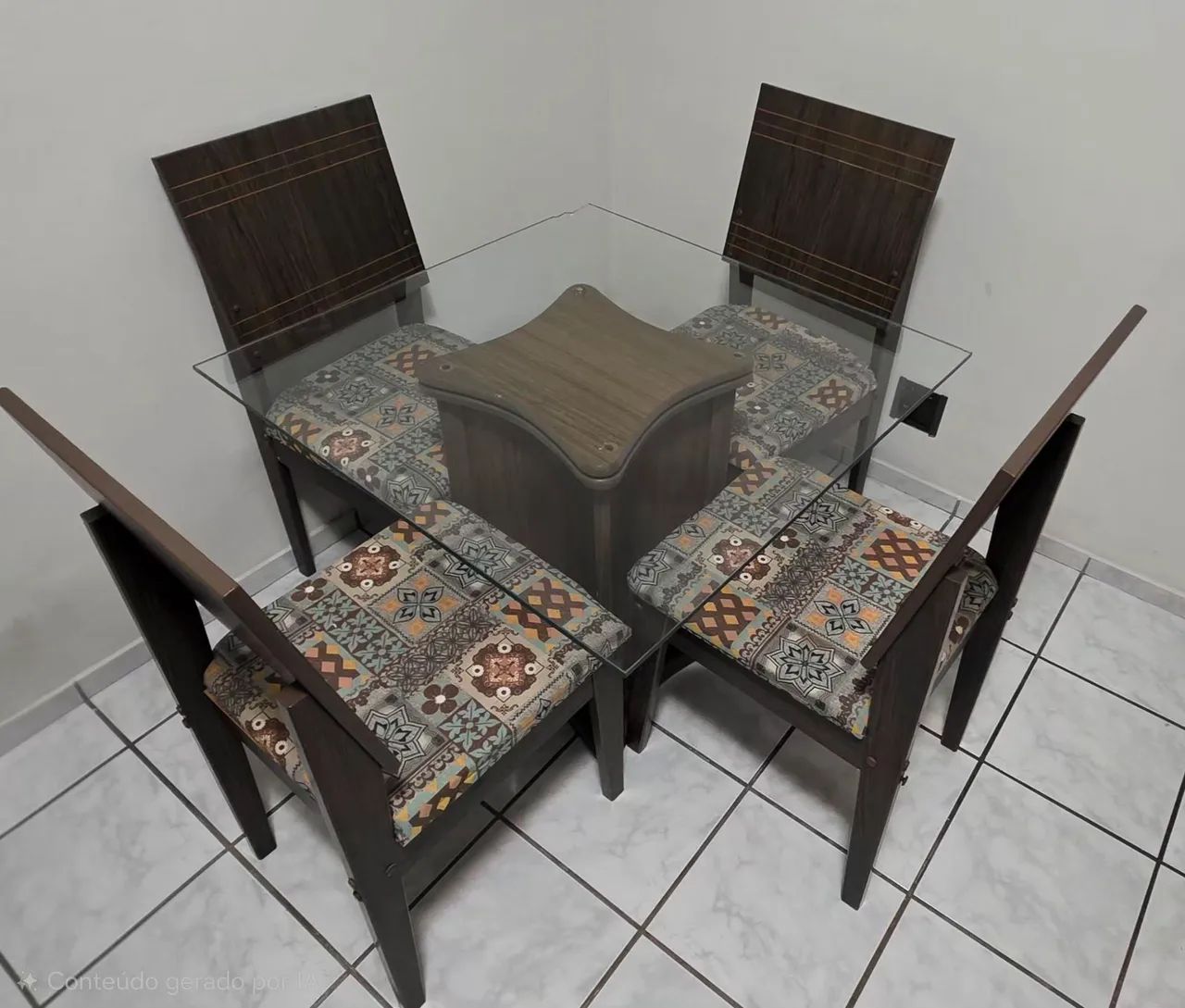Mesa (120x120) e cadeiras estofadas - Foto 2